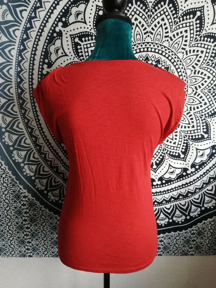 Tee-shirt rouge à épaules dénudées avec imprimés floraux / bronzini / (S) - photo numéro 5
