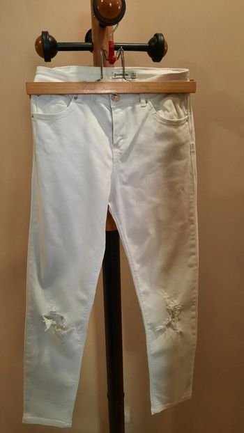 Jean troué Stradivarius taille 32