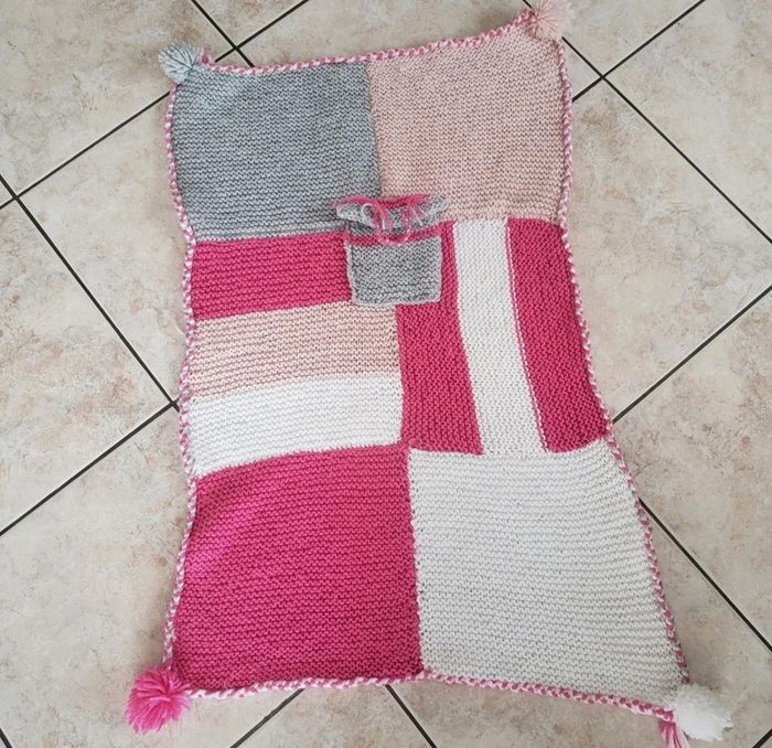 🌴 Plaid couverture fait main rose blanc avec pompon - photo numéro 2