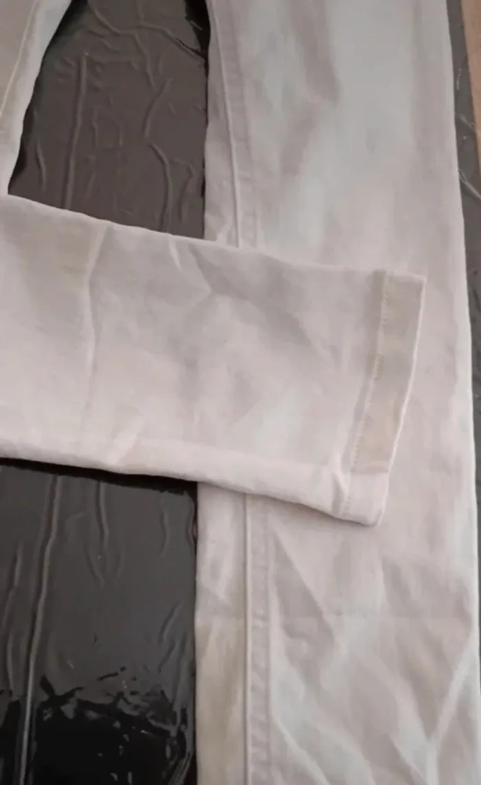 Très joli jean blanc Jennyfer taille 30 en parfait état - photo numéro 2