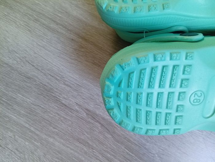Jolie paire de Crocs - photo numéro 5