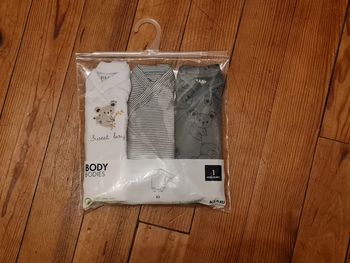 Lot de 3 bodys manches longues kiabi taille 1 mois neuf