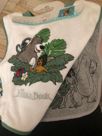 Lot de deux bavettes neuves et 2 bien servis