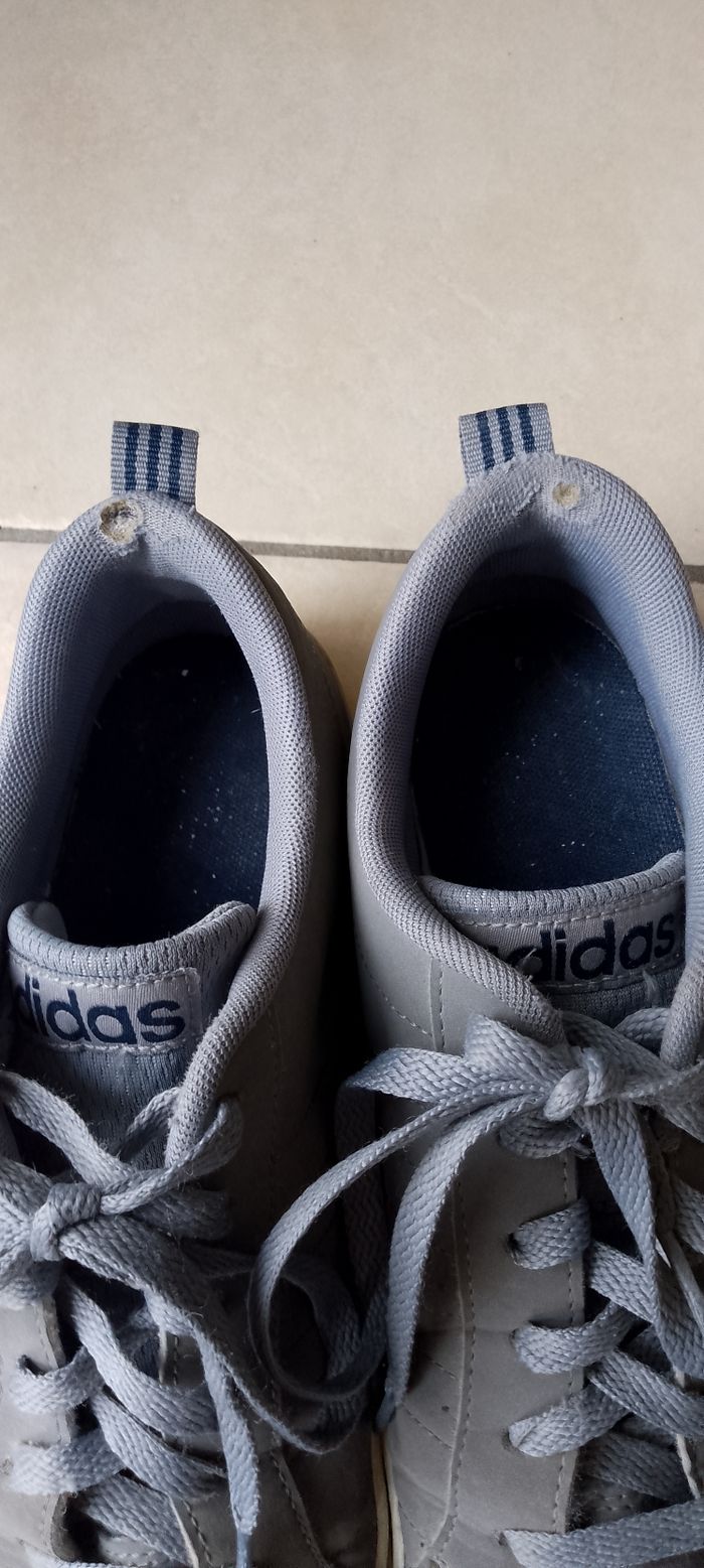 Jolie basket Adidas grises  bandes bleues marine 41,5 . Bon état. Usées en haut du talon voir photo. Pliure au niveau des orteils. - photo numéro 7