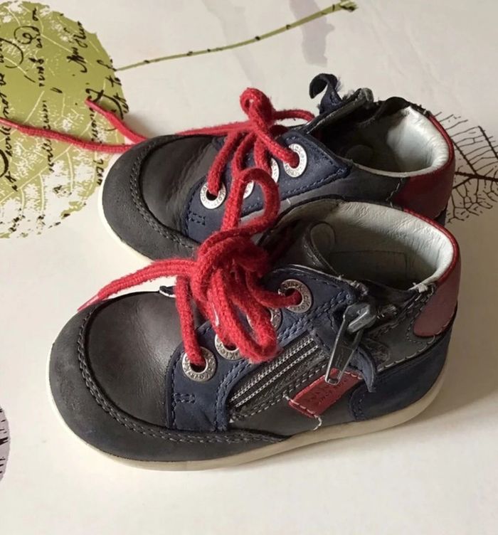 Jolie paire de Kickers taille 20 bleu marine rouge et grise - photo numéro 2