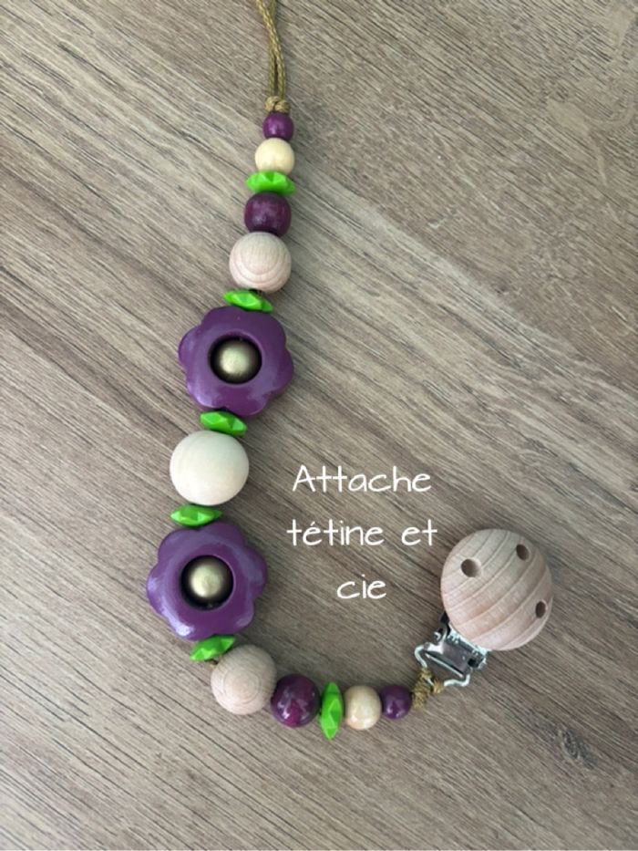 Attache tétine fleurs