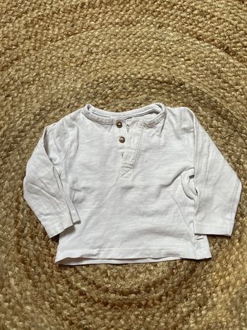 Pull blanc bouton en bois bébé