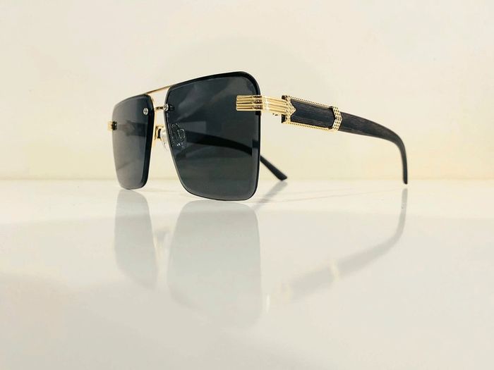 Lunette de soleil mixte verres noirs bras effet bois taille moyenne