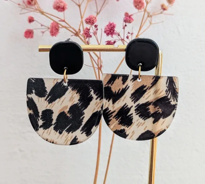 Boucles d'oreilles pendantes demi lune leopard