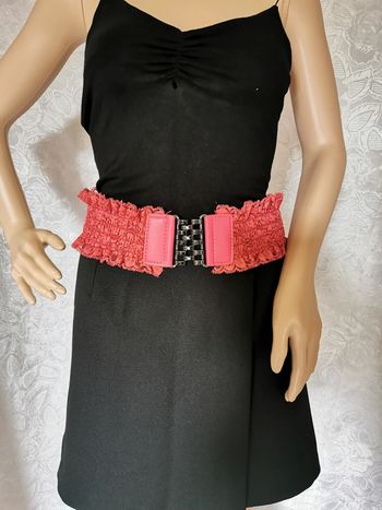 Ceinture élastique rose.