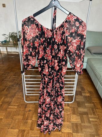 Robe noir à fleurs rouges