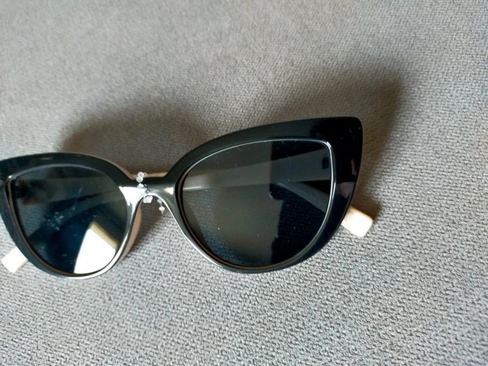 Lunettes de soleil noires et blanches – style œil de chat - photo numéro 2