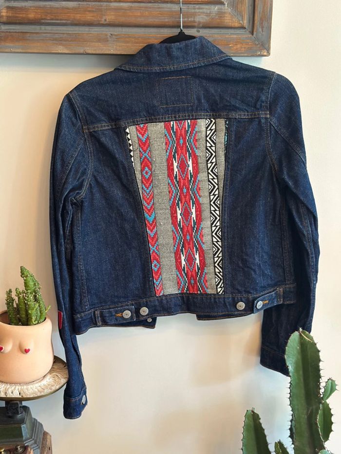 Veste en denim Levi’s brodée colorée – Taille S