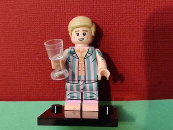Ken / Barbie en costume + verre + socle - Figurine Compatible Lego