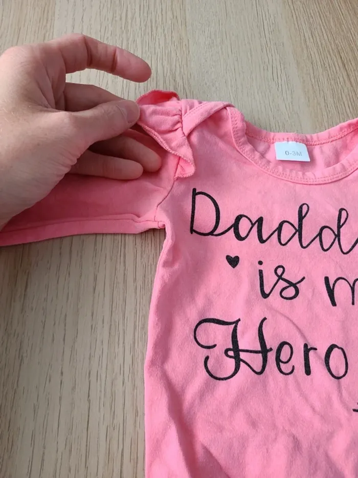 Body " papa est mon heros" - photo numéro 2