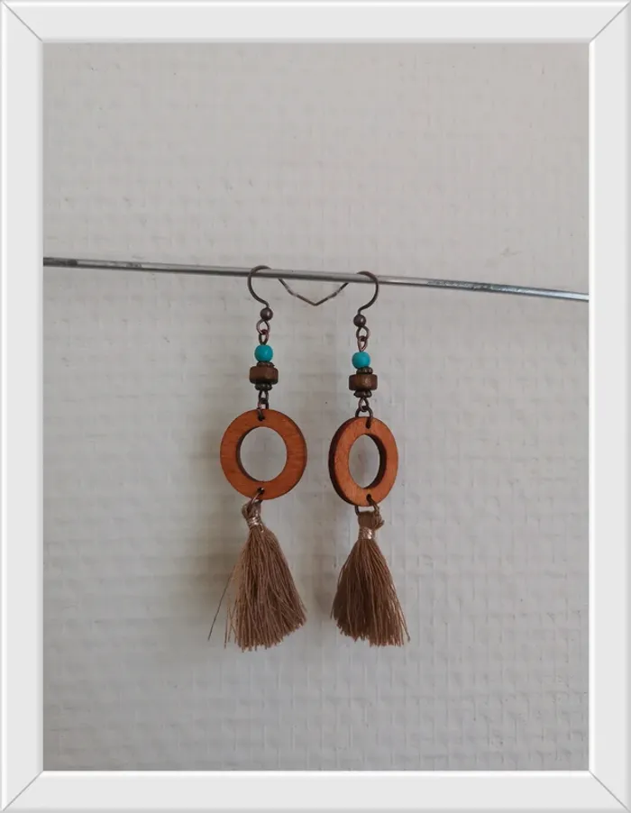 Paire de boucle d'oreilles bois pompons et turquoise - photo numéro 2