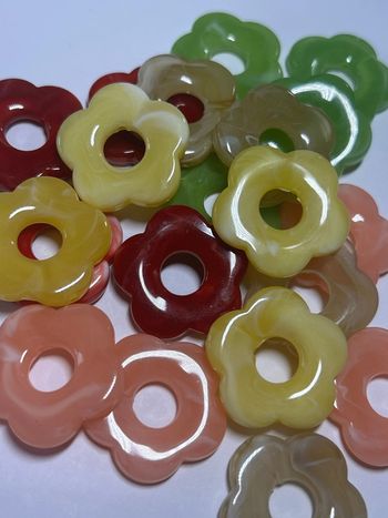 A783, déstockage 20 breloques fleurs 26mm