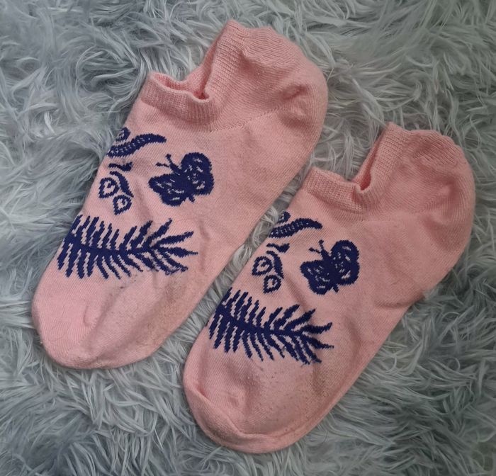 Socquette rose motif serpent, papillon bleu