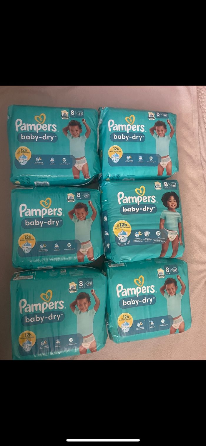 Six paquets de couches Pampers taille 8