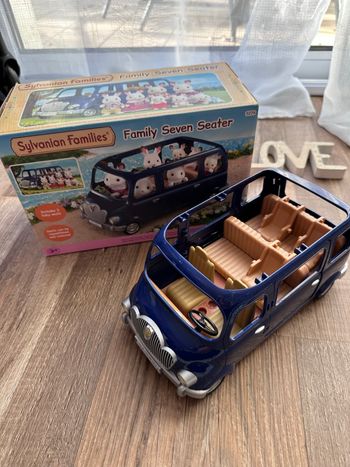 - Monospace 7 places Sylvanian Families  - Très bon état, peu utilisé. Manque les 3 petits élastiques bleu et les 2 minis cartes.