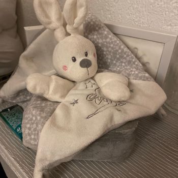 Doudou de secours plat lapin blanc et gris