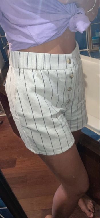 Short en lin blanc à rayures noires