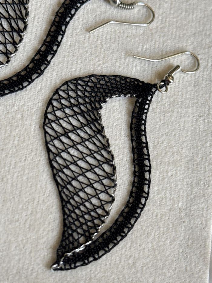 Paire de boucle d'oreilles noires faite au crochet - photo numéro 2