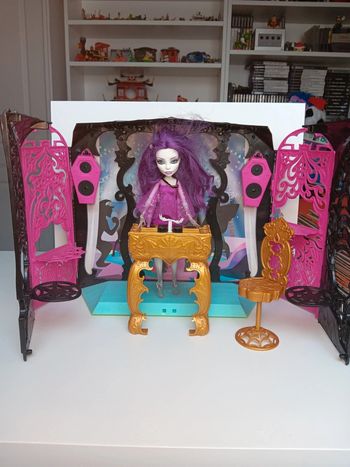 Poupée Monster High spectra D.J et sa boîte de nuit (testé le son fonctionne)