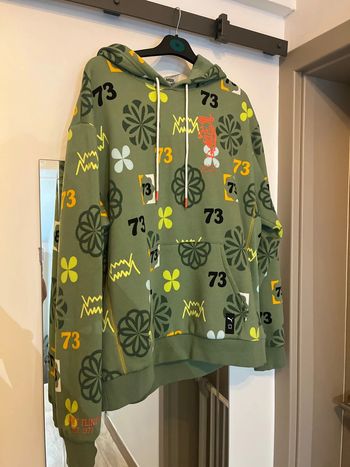 Sweat à capuche vert avec motifs