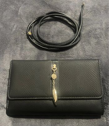 Grand porte feuille / monnaie avec son jolie petit pendentif plume à bandoulière neuf