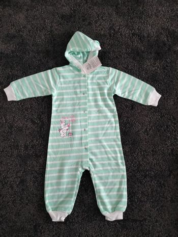 Combinaison pyjama 12 mois.