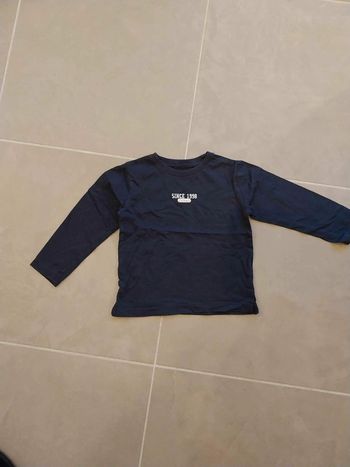 Tee shirt bleu fonce ecriture devant T4A