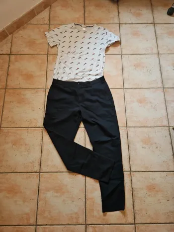 Pantalon bleu marine + tee-shirt