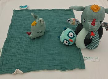 Doudou carré plat lange vert Joe le dragon et Hochet - Lilliputiens