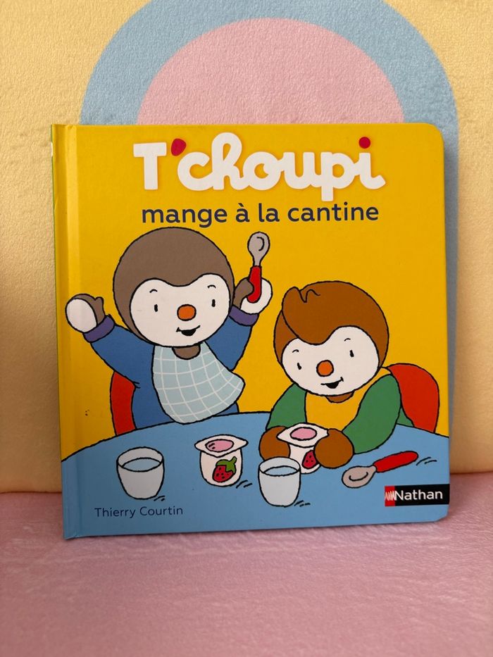 T’choupi mange à la cantine.