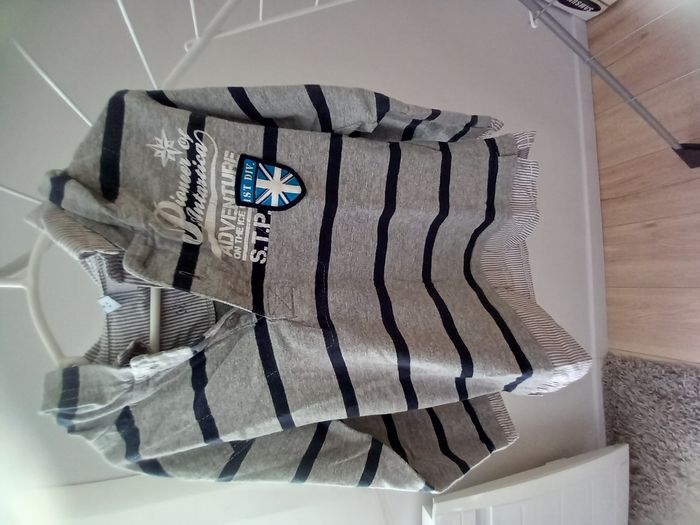 Tee-shirt manches longues à capuche – 4 ans – très bon état