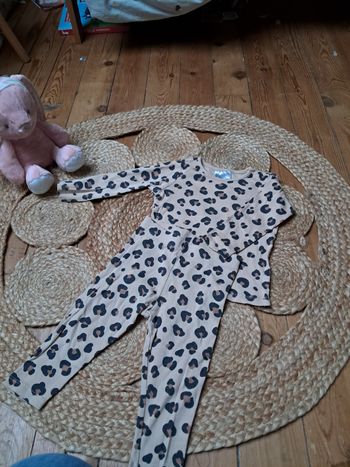 Pyjama léger deux pièces (motifs léopard)