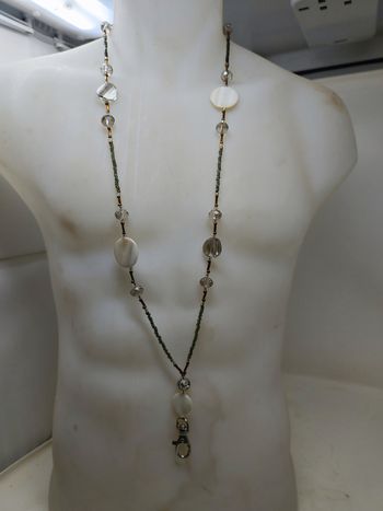 Bijoux pour portable et un verre de cristal