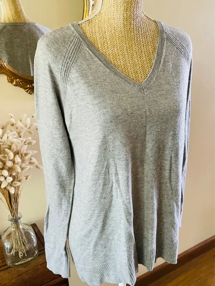 sublime Pull fin gris col v Gap taille S manches longues details cotes - photo numéro 4