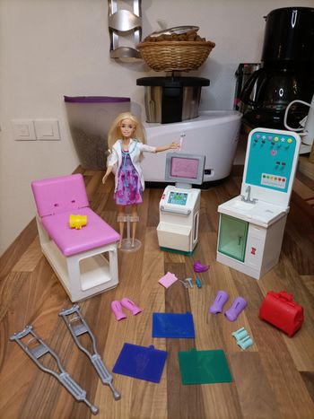 Cabinet de docteur barbie +1 barbie et nombreux accessoires