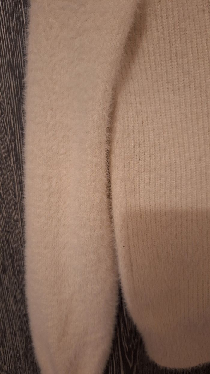 Gilet en mailles duveteuse écru à boutons strass - photo numéro 6