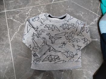Sweat Primark 12/18 mois  motif dino géométrique