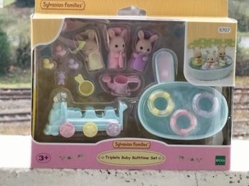 Les triplés lapin crème et accessoires de bain