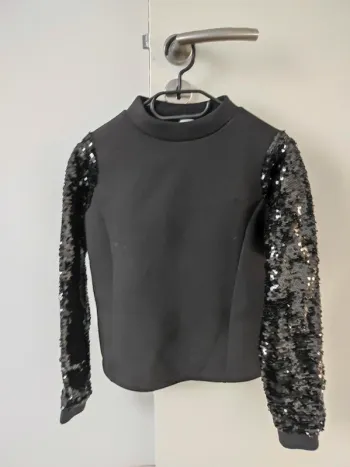 Sweat noir manches sequins