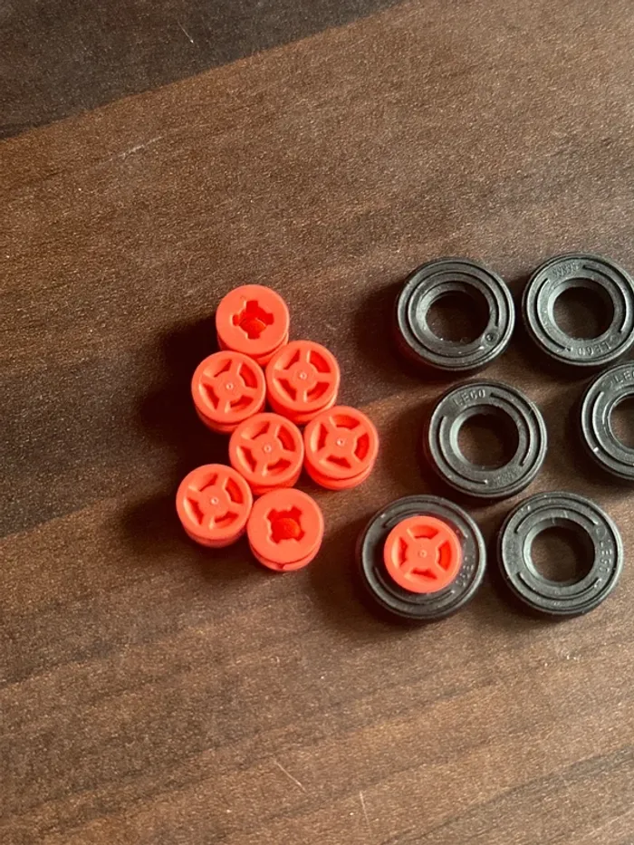 8 Pneus et jantes  Lego 8 mm détail ref dans l’annonce - photo numéro 2
