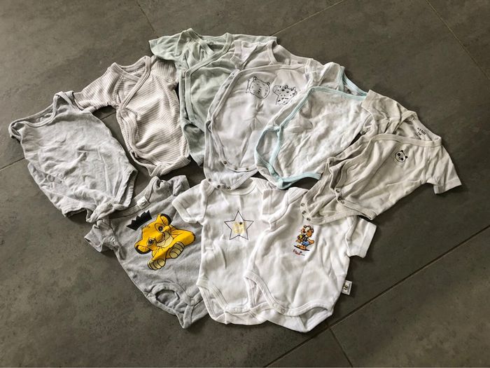 Lot 9 bodys manches courtes 1 mois
