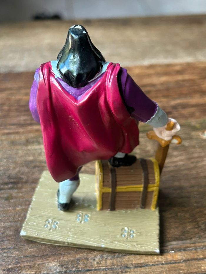 Figurine PVC vintage gouverneur Ratcliffe Disney Store Classics Pocahontas - photo numéro 3