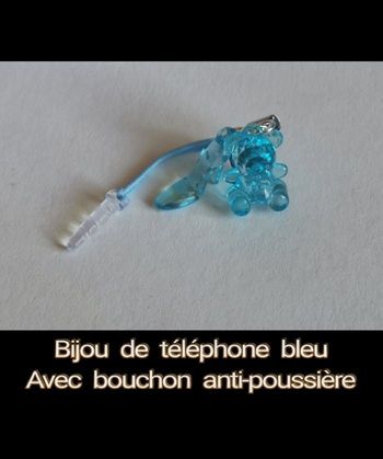 Bijou de téléphone bleu avec bouchon anti-poussière.