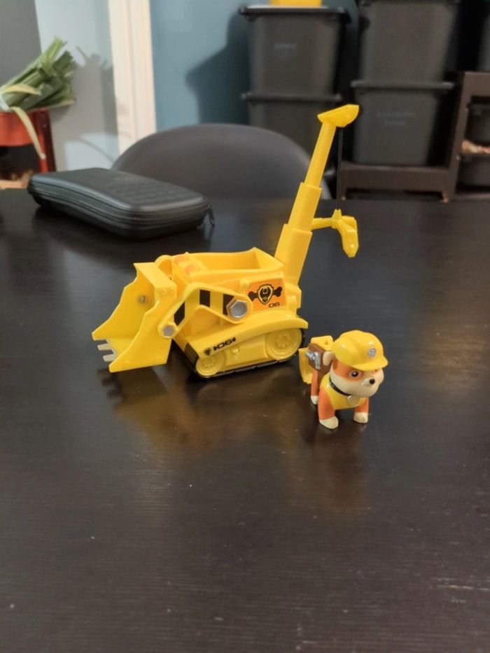Véhicule tractopelle Ruben figurine déployable pat patrouille
