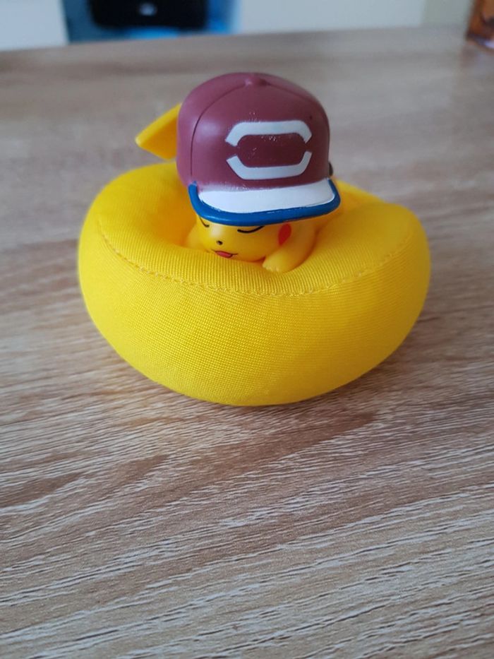 Figurine collection Pokémon sur son coussin